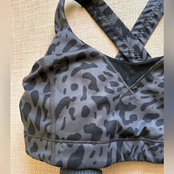 Lululemon in a flash bra II - Picture 2 of 6